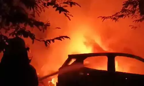खराब खड़ी कारों में आगजनी, कई वाहन जलकर खाक खराब खड़ी कारों में आगजनी, कई वाहन जलकर खाक