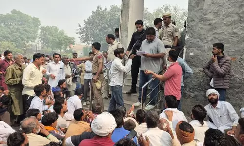 Haryana : सिरसा में डीएपी खाद की ताजा आपूर्ति के लिए किसानों की भीड़ उमड़ी Haryana : सिरसा में डीएपी खाद की ताजा आपूर्ति के लिए किसानों की भीड़ उमड़ी