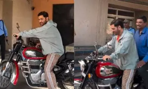 MS Dhoni इस फैन की रॉयल एनफील्ड मोटरसाइकिल चलाते