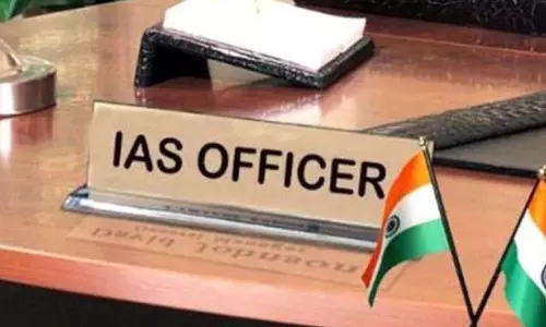 नेताओं पर भड़के IAS अफसर, बुला ली पुलिस, मिठाई के डिब्बे में रिश्वत देना भारी पड़ा