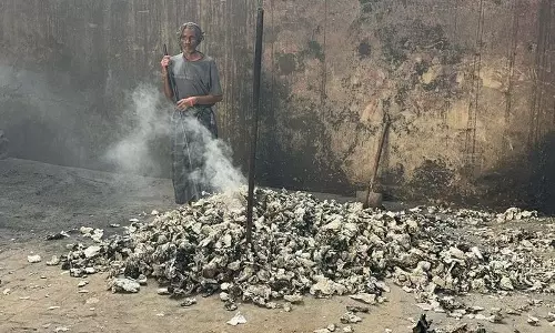 Haryana : एचएसपीसीबी ने सोनीपत में अवैध कबाड़ जलाने वाली इकाइयों पर छापे मारे भट्टियां नष्ट Haryana : एचएसपीसीबी ने सोनीपत में अवैध कबाड़ जलाने वाली इकाइयों पर छापे मारे भट्टियां नष्ट
