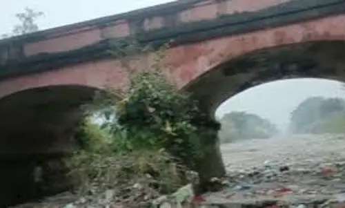Lucknow: पुल की जर्जर हालत के बाद मरम्मत का काम जारी