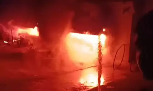Alwar : पटाखे से प्लास्टिक गोदाम में पटाखे से लगी आग, आग पर पाया काबू Alwar : पटाखे से प्लास्टिक गोदाम में पटाखे से लगी आग, आग पर पाया काबू