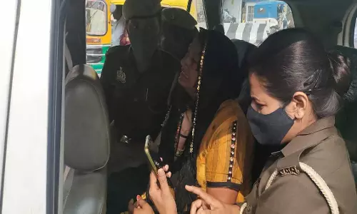 Ghaziabad: एक महिला ने लखनऊ में विधानसभा के सामने आत्मदाह की कोशिश की