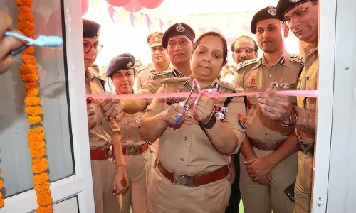Noida: पुलिस कमिश्नर लक्ष्मी सिंह ने पुलिस पिंक बूथ का किया उद्घाटन