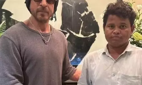 मन्नत के बाहर 95 दिनों के इंतजार के बाद शाहरुख खान ने दिया सरप्राइज