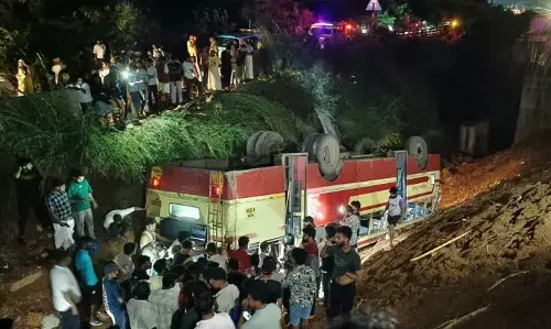 KERALA : केएसआरटीसी की बस थलप्पारा में पलटने से कम से कम 50 लोग घायल