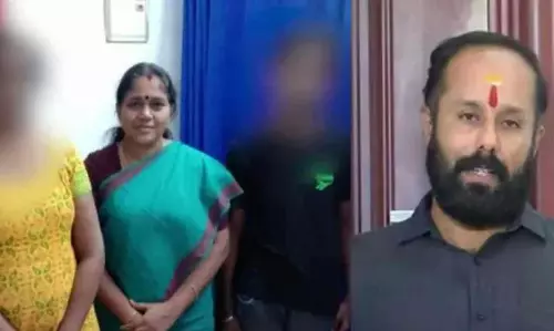 KERALA : थिरूर सतीश ने करीबी संबंध साबित करने के लिए शोभा सुरेंद्रन के साथ परिवार की तस्वीर जारी KERALA : थिरूर सतीश ने करीबी संबंध साबित करने के लिए शोभा सुरेंद्रन के साथ परिवार की तस्वीर जारी