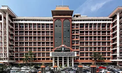 KERALA : सार्वजनिक स्थान पर महिलाओं की तस्वीरें खींचना ताक-झांक नहीं