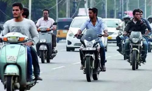 Hyderabad: बिना हेलमेट वाहन चलाने वालों के खिलाफ पुलिस चलाएगी विशेष अभियान Hyderabad: बिना हेलमेट वाहन चलाने वालों के खिलाफ पुलिस चलाएगी विशेष अभियान
