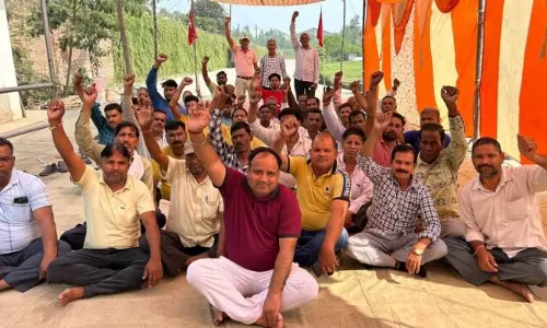 Muzaffarnagar: मंसूरपुर डिस्टलरी में कर्मचारियों का धरना प्रदर्शन जारी Muzaffarnagar: मंसूरपुर डिस्टलरी में कर्मचारियों का धरना प्रदर्शन जारी