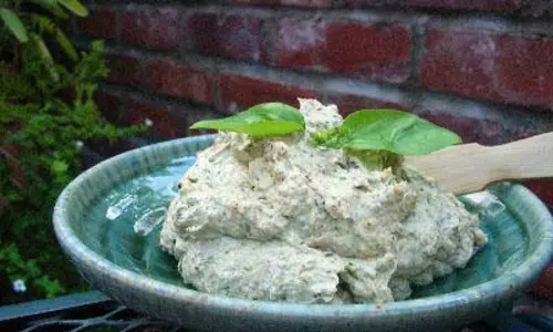 Basil और फ़ेटा चीज़ स्प्रेड रेसिपी