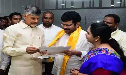 कुप्पम नगरपालिका अध्यक्ष ने YSRCP से इस्तीफा दिया, TDP में शामिल हुए कुप्पम नगरपालिका अध्यक्ष ने YSRCP से इस्तीफा दिया, TDP में शामिल हुए