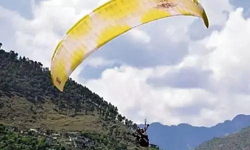 Kangra में फंसे पोलिश पैराग्लाइडर को 2 दिन के सर्च ऑपरेशन के बाद बचाया गया