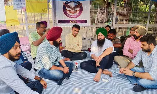 Chandigarh: सांसद ने प्रदर्शनकारी पीयू छात्रों को समर्थन दिया Chandigarh: सांसद ने प्रदर्शनकारी पीयू छात्रों को समर्थन दिया