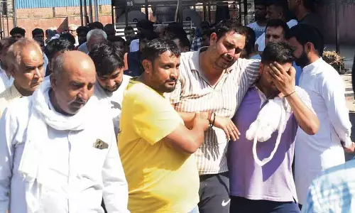 Chandigarh: प्रोफेसर और बेटियों का अंतिम संस्कार किया गया