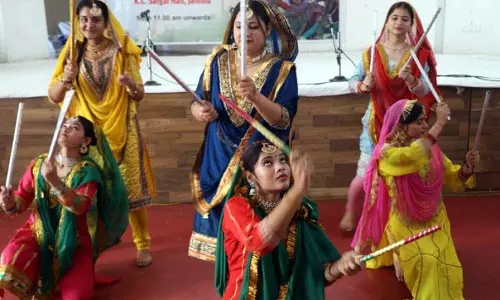 Jammu: लुप्त हो रही लोक कलाओं का महोत्सव ‘लोक विरासत’ आयोजित Jammu: लुप्त हो रही लोक कलाओं का महोत्सव ‘लोक विरासत’ आयोजित