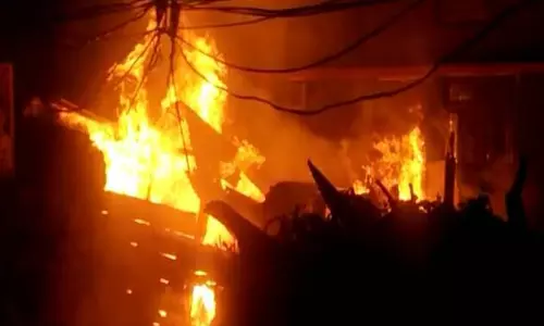 Bahraich : अज्ञात कारणों से दुकान में लगी आग, चार लाख का नुकसान Bahraich : अज्ञात कारणों से दुकान में लगी आग, चार लाख का नुकसान