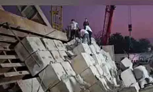 Gujarat के आणंद में बुलेट ट्रेन परियोजना के निर्माणाधीन पुल के ढहने से दो मजदूर फंसे Gujarat के आणंद में बुलेट ट्रेन परियोजना के निर्माणाधीन पुल के ढहने से दो मजदूर फंसे