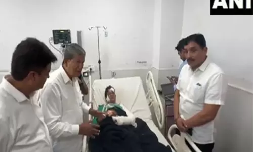 हरीश रावत ने एम्स ऋषिकेश में Almora बस दुर्घटना में घायलों से मुलाकात की