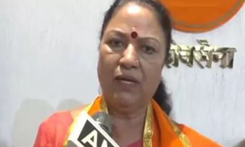 सुवर्णा करंजे ने प्रतिद्वंद्वी सुनील राउत की टिप्पणी पर महाराष्ट्र CEO से शिकायत दर्ज कराई सुवर्णा करंजे ने प्रतिद्वंद्वी सुनील राउत की टिप्पणी पर महाराष्ट्र CEO से शिकायत दर्ज कराई