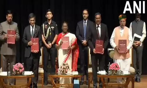 राष्ट्रपति मुर्मू ने Supreme Court के तीन प्रकाशनों का लोकार्पण किया राष्ट्रपति मुर्मू ने Supreme Court के तीन प्रकाशनों का लोकार्पण किया