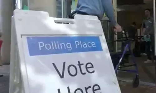 US Elections 2024: वर्जीनिया में वोट डालने के लिए मतदाता कतार में खड़े US Elections 2024: वर्जीनिया में वोट डालने के लिए मतदाता कतार में खड़े
