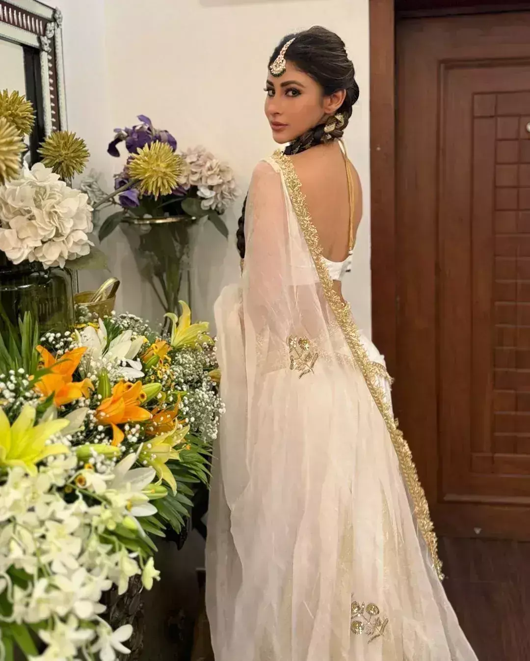 Mouni Roy ने अपनी खूबसूरती से मचाया तहलका