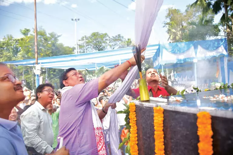 Assam :  कोकराझार के सुधाकांत कानन में डॉ. भूपेन हजारिका की प्रतिमा का अनावरण किया