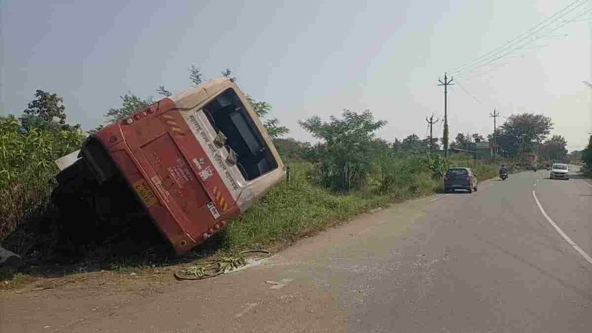 Vapi से नासिक जा रही 35 यात्रियों से भरी बस पलटी, 5 यात्री घायल