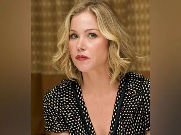 Christina Applegate ने अपनी स्वास्थ्य लड़ाई के बारे में बताया, कहा-मैं बिस्तर पर लेटी चिल्लाती रहती थी