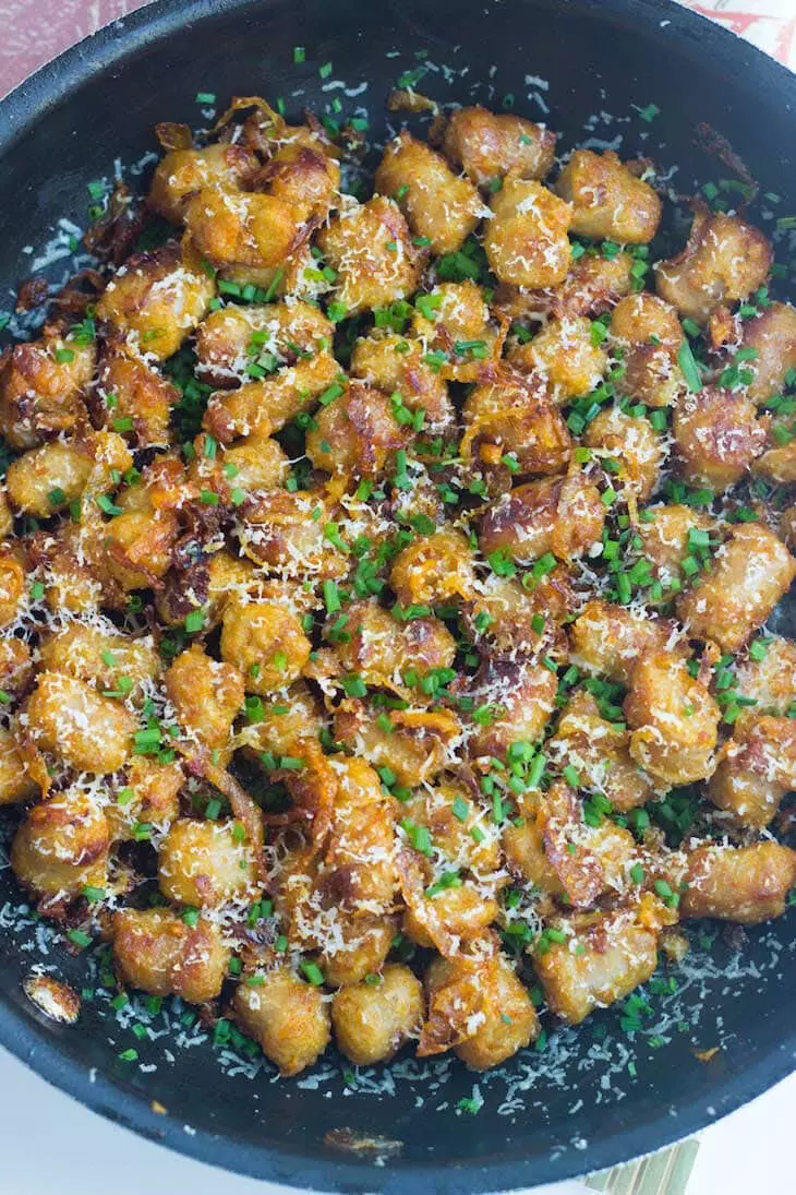 Caramelized प्याज़ के साथ सॉसेज रेसिपी