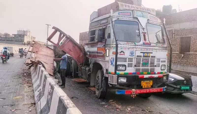 Ludhiana: ट्रक डिवाइडर से टकराया, कोई हताहत नहीं