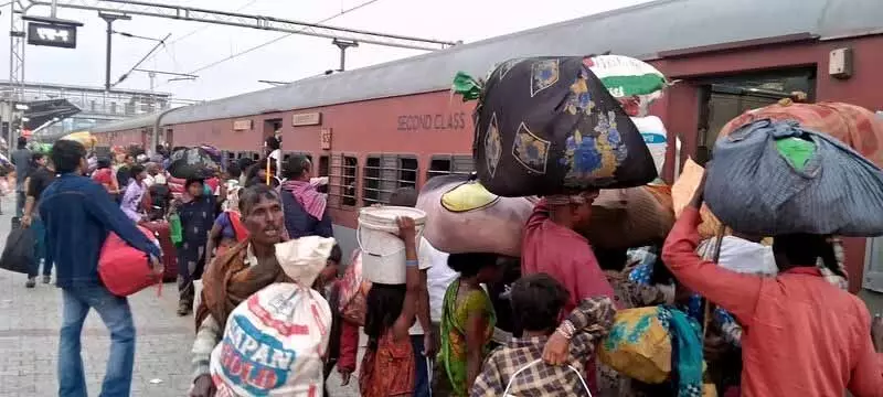 Chhath Puja के लिए बिहार रवाना हुए रेलवे स्टेशन पर भारी भीड़