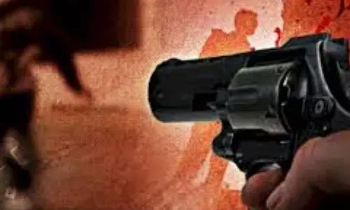 मोबाइल में बात कर रहे शख्स पर गोलीबारी, होटल के सामने वारदात मोबाइल में बात कर रहे शख्स पर गोलीबारी, होटल के सामने वारदात