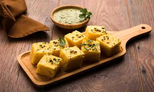 रेसिपी: घर पर ऐसे बनायें सॉफ्ट स्पंजी ढोकला रेसिपी: घर पर ऐसे बनायें सॉफ्ट स्पंजी ढोकला