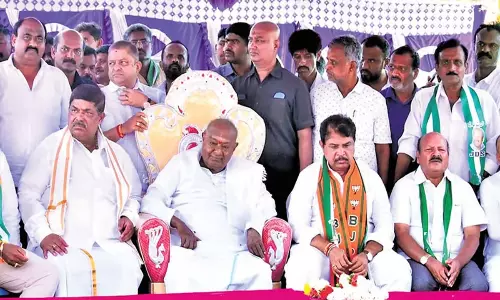 Karnataka: गौड़ा ने कांग्रेस नेताओं की आलोचना की, योगेश्वर पर चन्नपटना उपचुनाव प्रचार में विश्वासघात का आरोप लगाया Karnataka: गौड़ा ने कांग्रेस नेताओं की आलोचना की, योगेश्वर पर चन्नपटना उपचुनाव प्रचार में विश्वासघात का आरोप लगाया