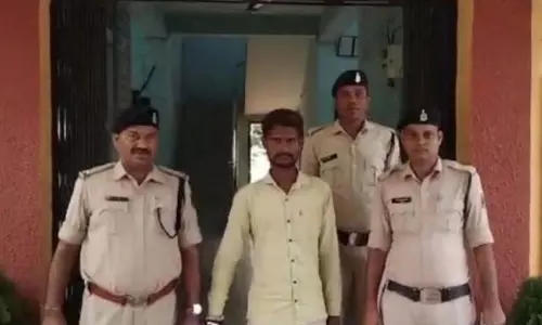 तलवार लहराकर गांव में दहशत फैलाने वाला युवक गिरफ्तार तलवार लहराकर गांव में दहशत फैलाने वाला युवक गिरफ्तार
