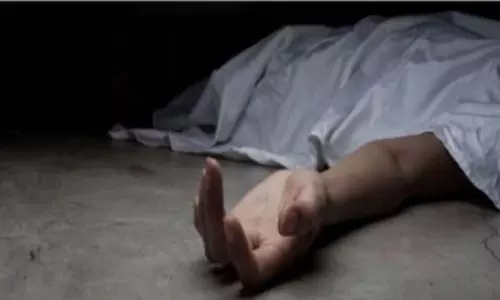 Karnataka: बेलगावी में तहसीलदार कार्यालय में कर्मचारी का शव लटका मिला Karnataka: बेलगावी में तहसीलदार कार्यालय में कर्मचारी का शव लटका मिला