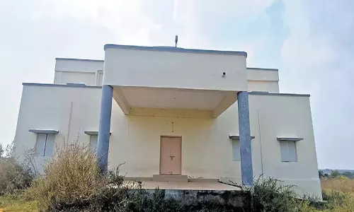 Telangana: स्टेशन घनपुर में अधूरा पड़ा मिनी स्टेडियम बना अड्डा