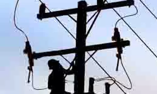 UP News: फाल्ट ठीक करते समय करंट लगने से लाइनमैन की मौत UP News: फाल्ट ठीक करते समय करंट लगने से लाइनमैन की मौत