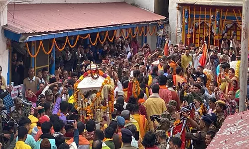 Uttarakhand: बाबा केदारनाथ की पंचमुखी डोली शीतकालीन गद्दीस्थल ओंकारेश्वर मंदिर पहुंची Uttarakhand: बाबा केदारनाथ की पंचमुखी डोली शीतकालीन गद्दीस्थल ओंकारेश्वर मंदिर पहुंची