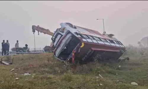 डबल डेकर बस दुर्घटनाग्रस्त, 20 से अधिक घायल