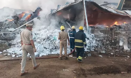 Telangana: रंगारेड्डी में डायपर निर्माण इकाई में भीषण आग लगी, कोई हताहत नहीं Telangana: रंगारेड्डी में डायपर निर्माण इकाई में भीषण आग लगी, कोई हताहत नहीं