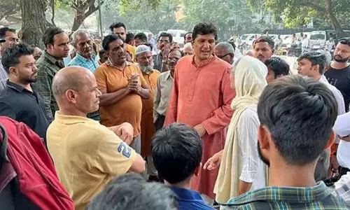 Delhi: आप नेताओं की दिल्ली पुलिस से हाथापाई Delhi: आप नेताओं की दिल्ली पुलिस से हाथापाई