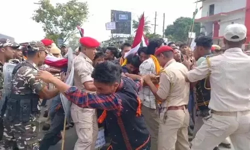 Tiwa के छात्रों ने राजमार्ग अवरुद्ध किया Tiwa के छात्रों ने राजमार्ग अवरुद्ध किया