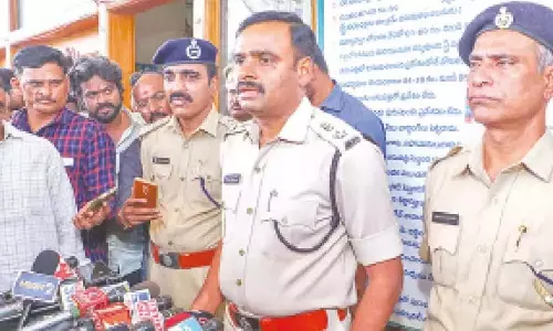 Andhra: स्कूली छात्रा पर हमला करने के आरोप में दो युवक गिरफ्तार Andhra: स्कूली छात्रा पर हमला करने के आरोप में दो युवक गिरफ्तार