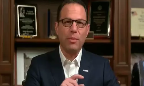 पेनसिल्वेनिया में कई मतदान केंद्रों को बम की झूठी धमकियाँ मिली हैं: Governor Josh Shapiro पेनसिल्वेनिया में कई मतदान केंद्रों को बम की झूठी धमकियाँ मिली हैं: Governor Josh Shapiro