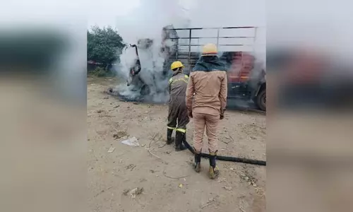 चलते ट्रक में लगी आग, ड्राइवर ने कूदकर बचाई जान चलते ट्रक में लगी आग, ड्राइवर ने कूदकर बचाई जान