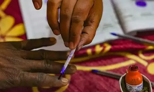 Rajasthan bypolls: 1612 बुजुर्गों और दिव्यांगों ने घर से किया मतदान Rajasthan bypolls: 1612 बुजुर्गों और दिव्यांगों ने घर से किया मतदान